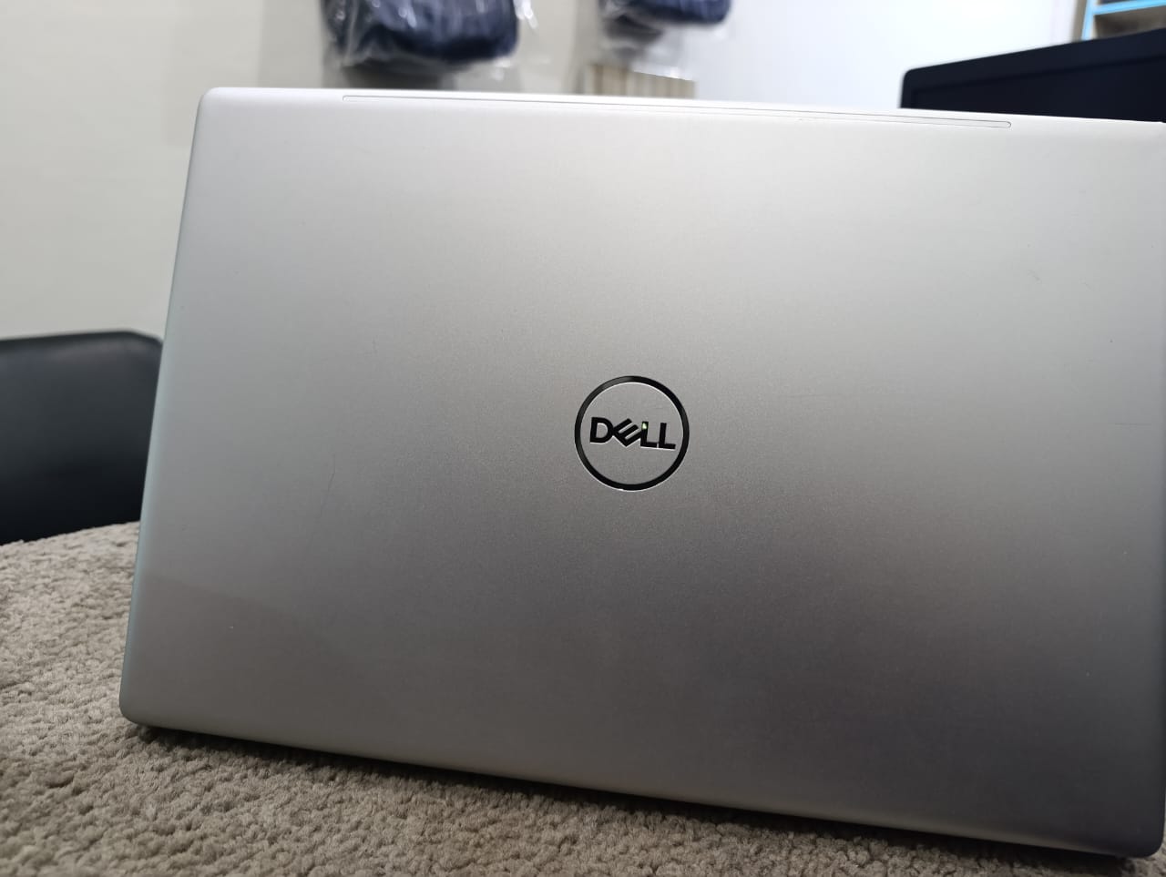 Dell Inspiron 7570 side ports USB Type-C and HDMI view