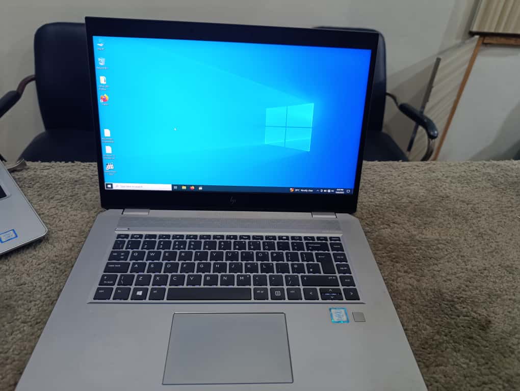 Dell Inspiron 7570 side ports USB Type-C and HDMI view